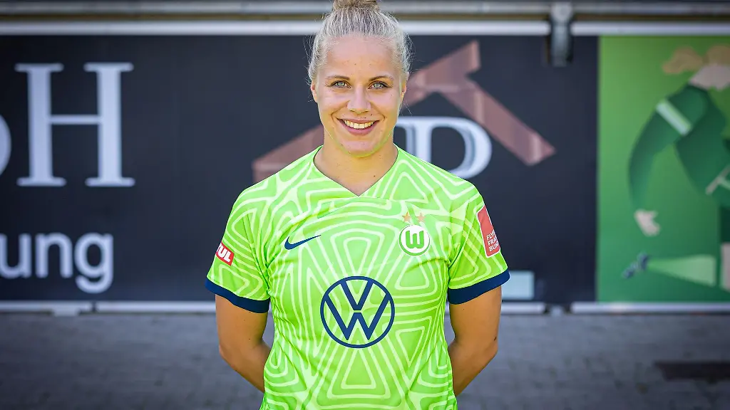Teamfototermin-VfL-Wolfsburg-fuer-die-Saison-2022-23-im-AOK-Stadion-in-Wolfsburg-Pia-Sophie-Wolter