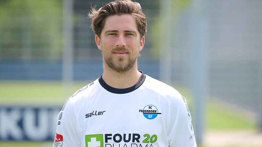 Jannik-Huth-vom-SC-Paderborn-laechelt-in-die-Kamera