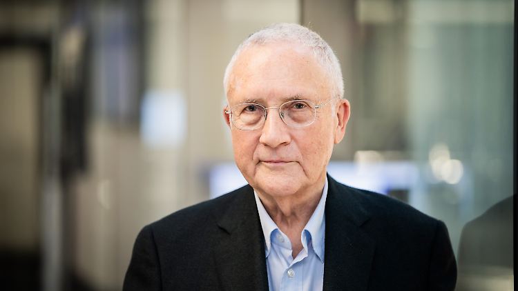 Das Institut von Manfred Güllner erhebt wöchentlich aktuelle Umfragewerte für RTL und ntv.