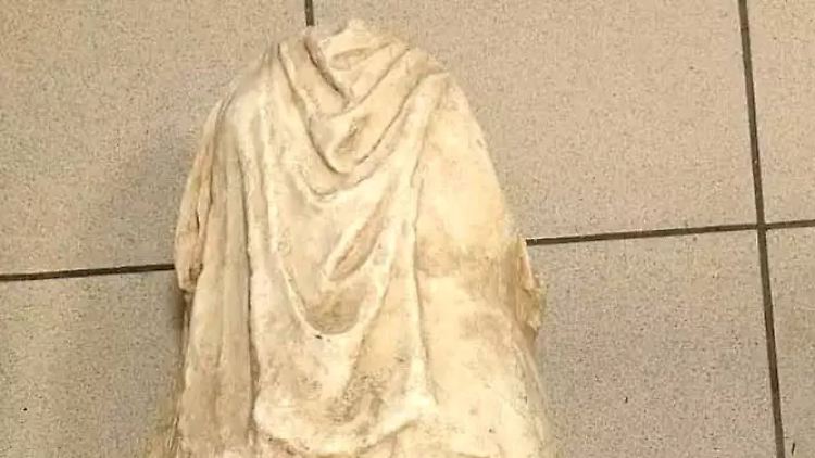 Die Statue ist vermutlich 2000 Jahre alt. Wie sie in den Müll kam, ist unklar.