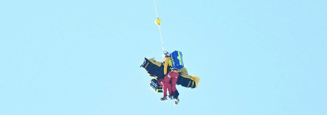 Nach seinem Unfall in Kitzbühel wird Alexis Pinturault mit dem Helikopter weggeflogen.