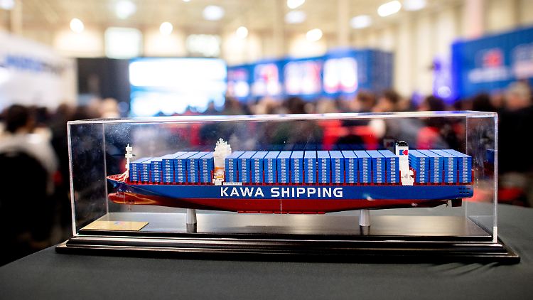Ein Modell des Containerschiffs "Kawa Ningbo".