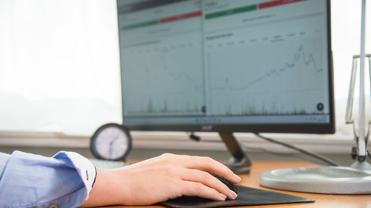 Ähnliche Entwicklung, ähnliche Kosten: Der ETF-Anbieter Amundi führt am 21. Februar 2025 zwei MSCI-World-Indexfonds zusammen.