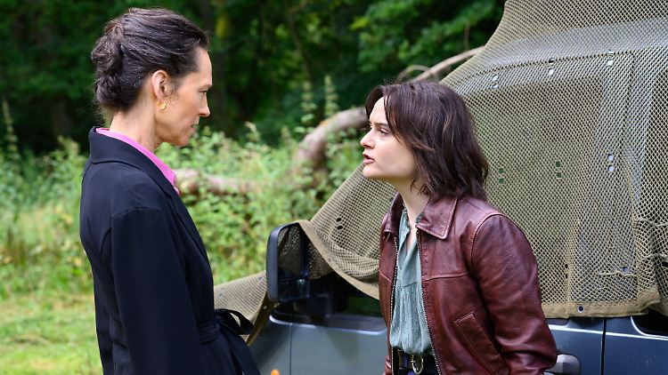 Generationenübergreifendes Trauma Nummer eins von vielen: Carla Radek (Lena Urzendowsky) und ihre Mutter Béatrice (Sabine Timoteo).