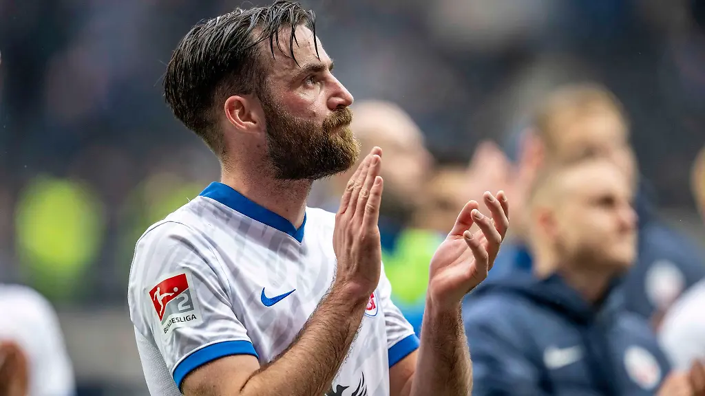 Rostocks-Morris-Schroeter-bedankt-sich-bei-den-Fans