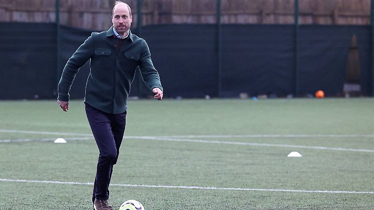 Das nächste Mal vielleicht lieber im Sportdress: Prinz William beim Kicken.