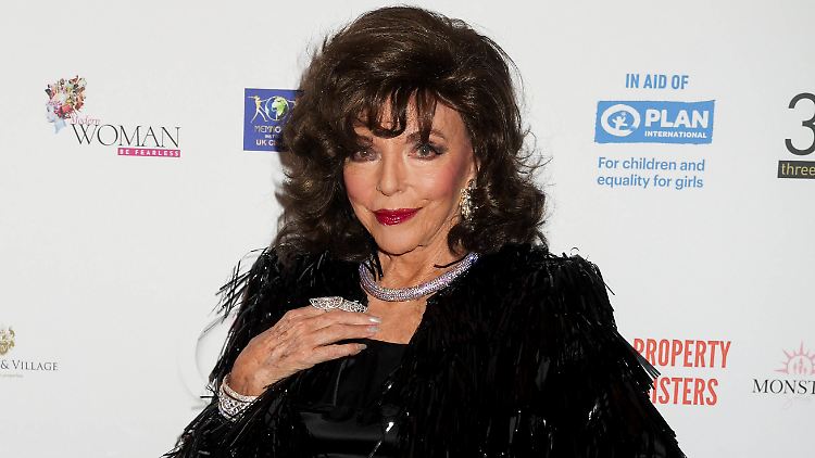 Wer kann, der kann: Joan Collins weiß auch mit 91 noch, wie ein Glamour-Auftritt geht.
