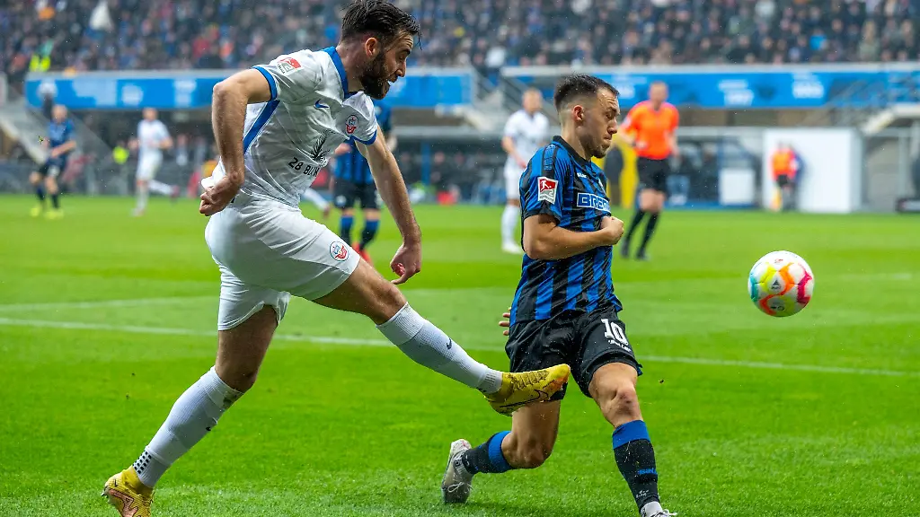 Rostocks-Morris-Schroeter-l-und-Paderborns-Julian-Justvan-kaempfen-um-den-Ball