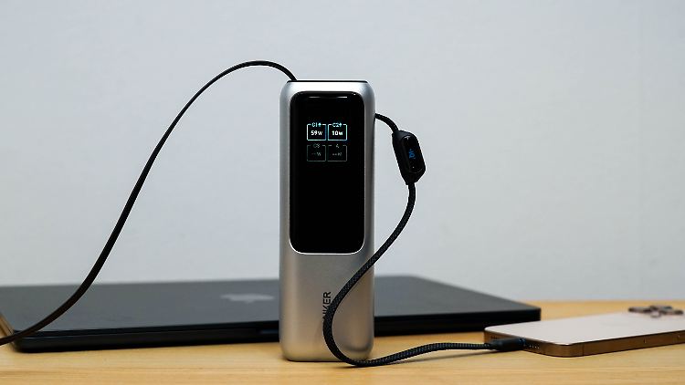 Die Anker Powerbank (25K, 165W) lädt ein MacBook Air und ein iPhone auf.