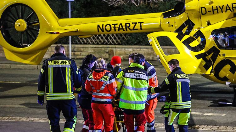 Rettungskräfte im Einsatz in Schwerte. Das Opfer ist lebensgefährlich verletzt.