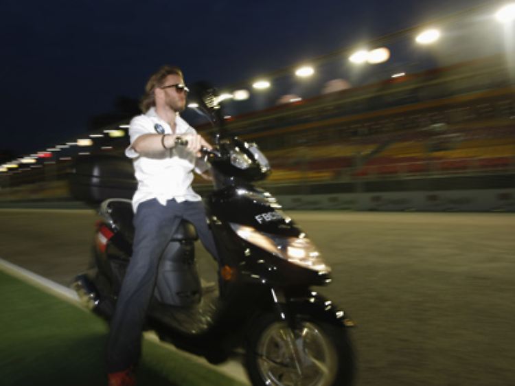 Nick Heidfeld tauscht sein Formel-1-Cockpit hin und wieder gegen ein Mofa.