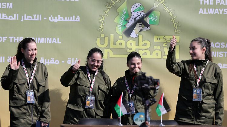 Daniella Gilboa, Karina Ariev, Liri Albag und Naama Levy wurden im Gazastreifen an das Rote Kreuz übergeben. 