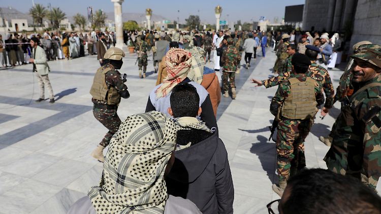 Huthi-Kämpfer in Sanaa begleiten inhaftierte Menschen kurz vor deren Freilassung. 