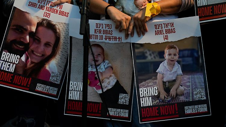 Die junge Familie wurde aus dem Kibbutz Nir Oz von Hamas-Kämpfern am 7. Oktober 2023 verschleppt.