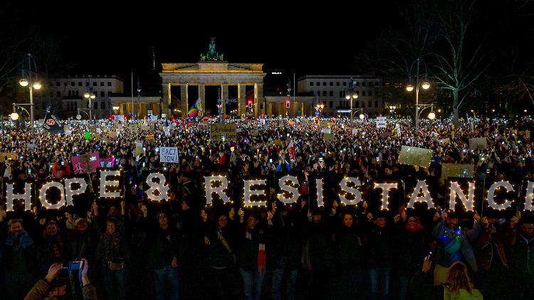 Ein Lichtermeer vor dem Brandenburger Tor in Berlin.