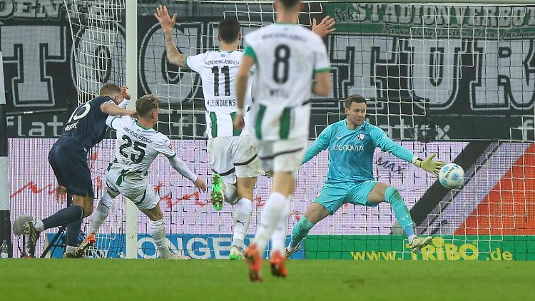 Robin Hack trifft zum zwischenzeitlichen 2:0.