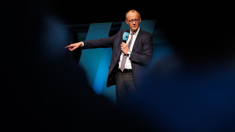 CDU-Chef Merz bei einer Wahlkampfveranstaltung am Samstag im Gemeindezentrum Neuhof. 
