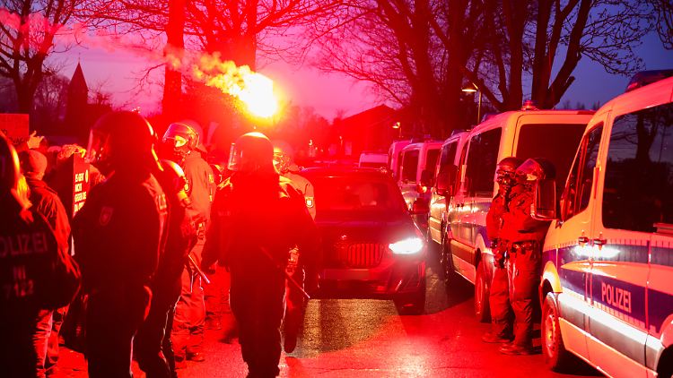 Ein Fahrzeug, das zu einer AfD Wahlkampfveranstaltung fährt, wird von einem Gegendemonstranten mit einem brennenden Bengalo beworfen. Landkreistagspräsident Brötel sieht bei einem anhaltenden Reformstau den Rechtsstaat in Gefahr. 