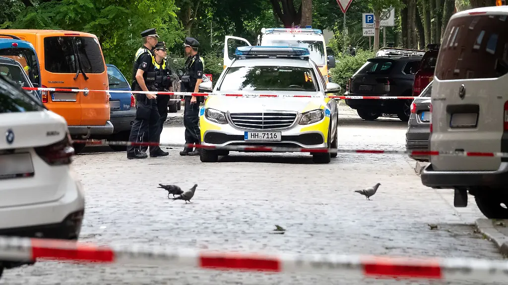Einsatzkraefte-sind-Rahmen-eines-Bombenfunds-in-Hamburg-im-Einsatz