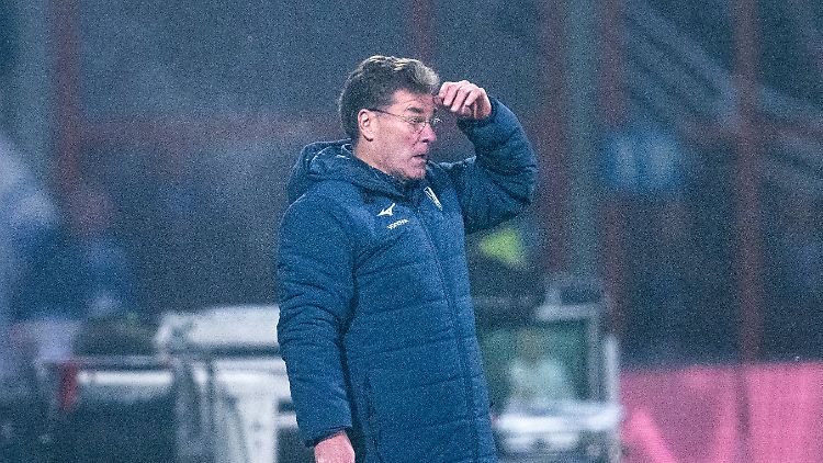Dieter Hecking ist offenbar ratlos.