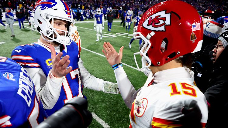 Nur einer kommt in den Super Bowl: Josh Allen (l.) oder Patrick Mahomes.