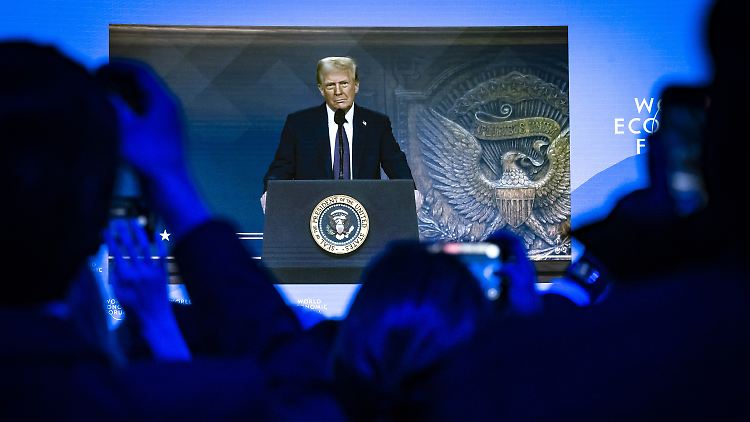 Artig klatschen und auf keinen Fall Trumps Unmut erregen: Der US-Präsident spricht zum Weltwirtschaftsforum.