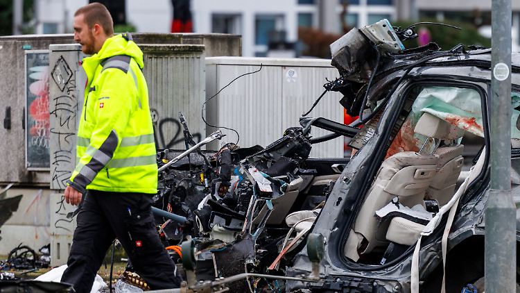 Die Trümmer des Fahrzeugs verteilten sich auf der Straße.