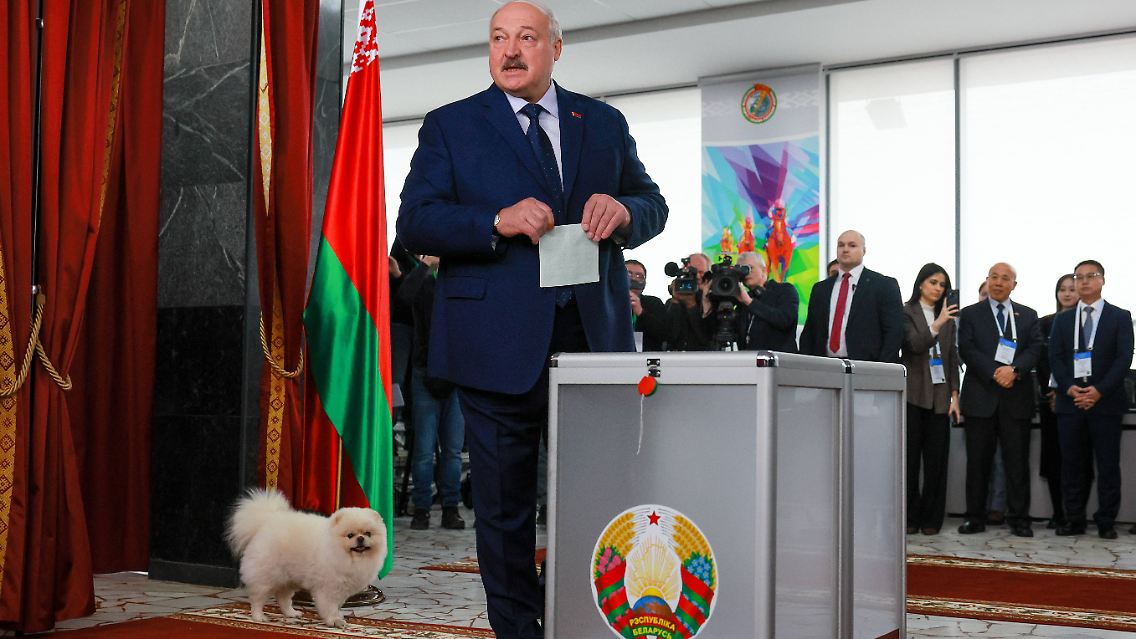 Seine Treue ist ihm gewiss: Hund Umka begleitet sein Herrchen Lukaschenko ins Wahllokal.