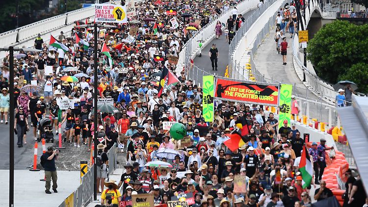 Demonstranten marschieren über die Victoria Bridge in Brisbane im australischen Bundesstaat Queensland. 