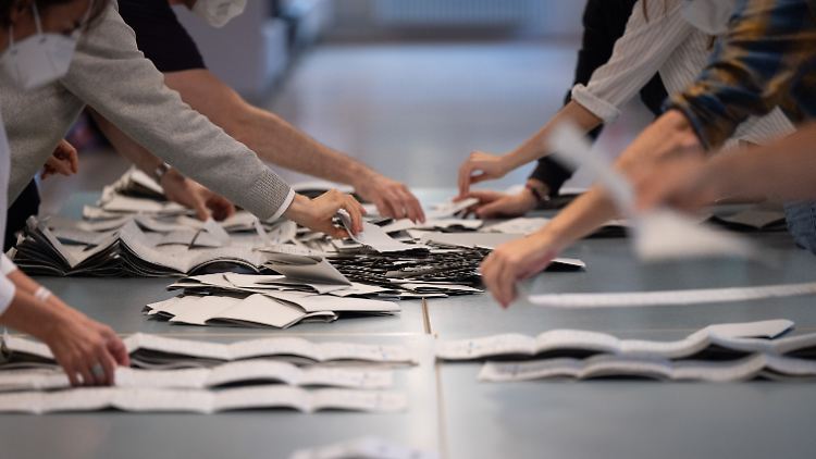 "Viele Hände, schnelles Ende" - das gilt wohl sicherlich fürs Auszählen der Stimmen bei der Bundestagswahl.