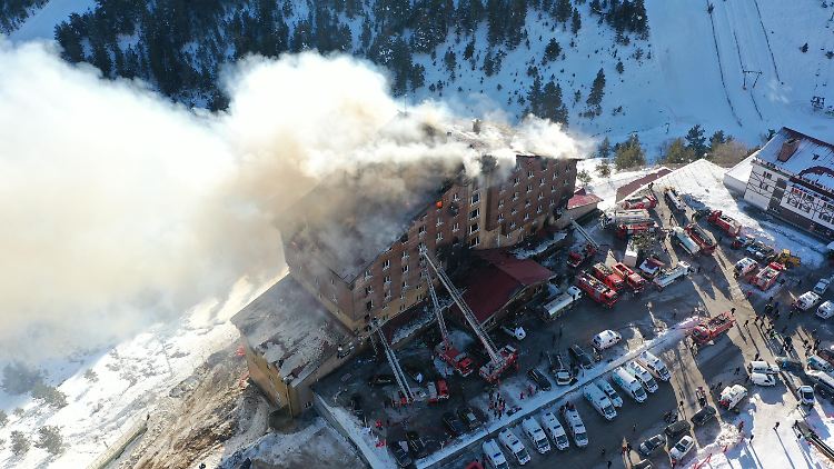 Das Feuer war nach bisherigen Erkenntnissen in dem Hotelrestaurant ausgebrochen. 