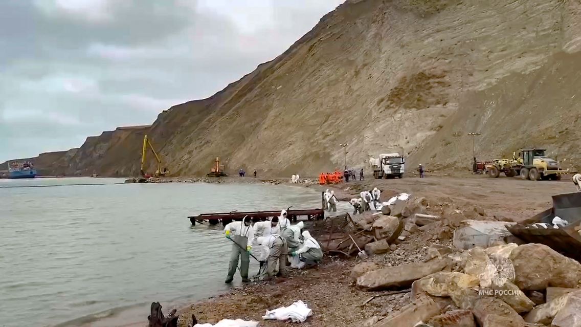 Eine weitere russische Katastrophe in der Region: Auf diesem vom Katastrophenschutzministeriums veröffentlichten Foto arbeiten Rettungskräfte an der Beseitigung des Heizöls.