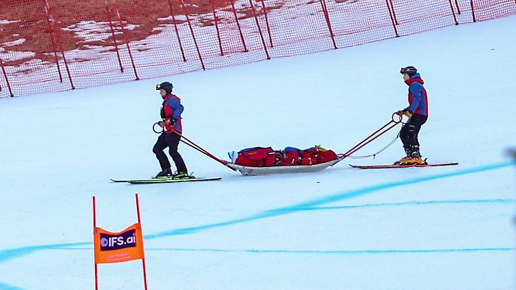 Nina Ortlieb musste mit dem Schlitten ins Tal gebracht werden.