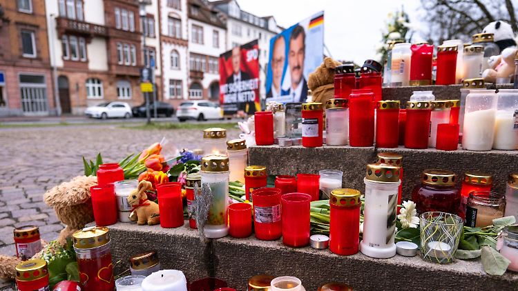Mit einem Gottesdienst und einer Trauerfeier gedachten etliche Menschen der Opfer des Gewaltverbrechens in Aschaffenburg.