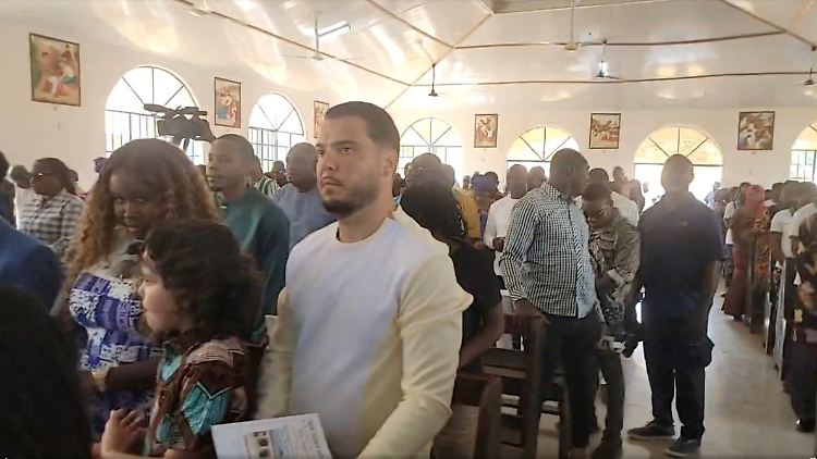 Dieser Screenshot aus einem Social-Media-Video soll Jos Leijdekkers während eines Gottesdienstes in Tihun in Sierra Leone zeigen. 