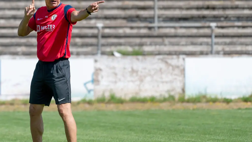 Trainer-Horst-Steffen-gibt-auf-dem-Platz-Anweisungen