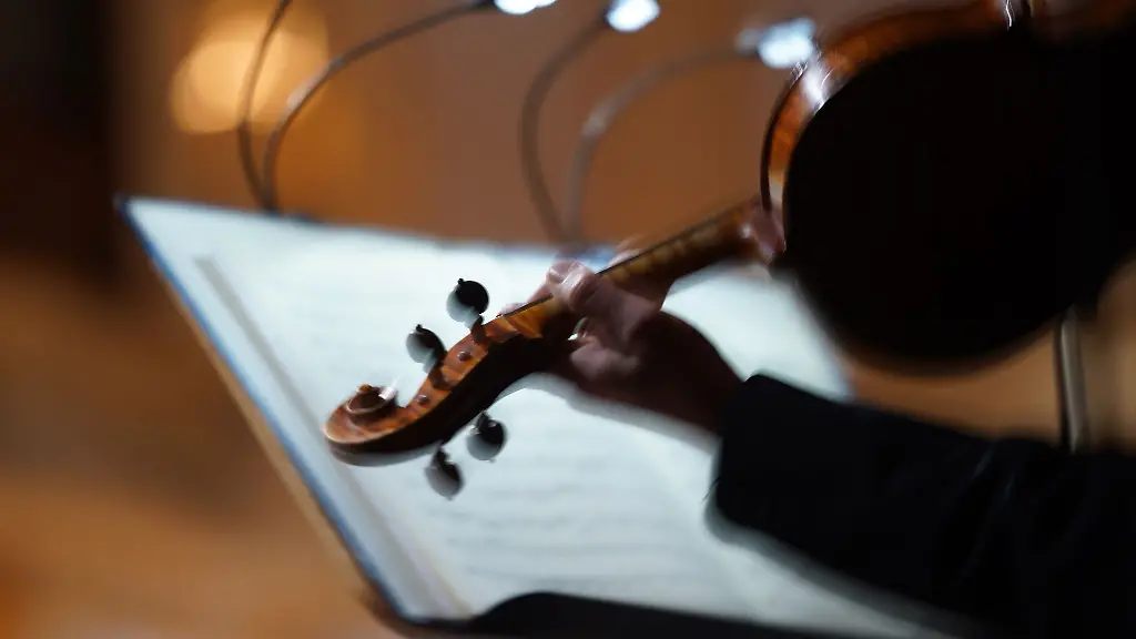 Eine-Musikerin-probt-mit-ihrer-Geige