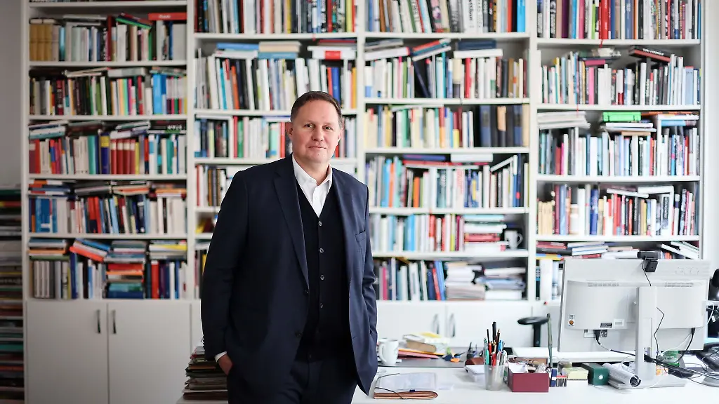 Carsten-Brosda-steht-vor-einem-Interview-in-seinem-Buero