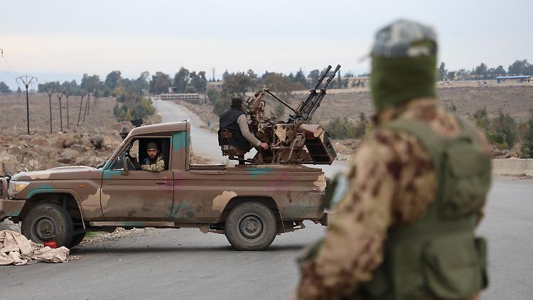 Milizen der neuen Machthaber in Damaskus suchen in Homs nach Waffenlagern von Assad-Anhängern. 
