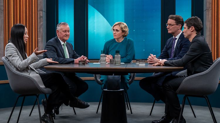 Am Sonntagabend diskutierten Journalistin Vanessa Vu, Oberbürgermeister Thomas Jung, Moderatorin Caren Miosga, NRW-Ministerpräsident Hendrik Wüst und Journalist Ronen Steinke (v.l.)
