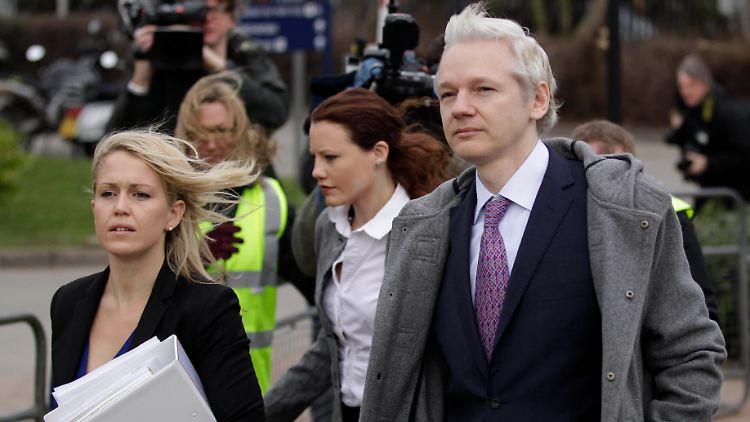 Assange und seine Anwältin Jennifer Robinson kommen zur Anhörung.