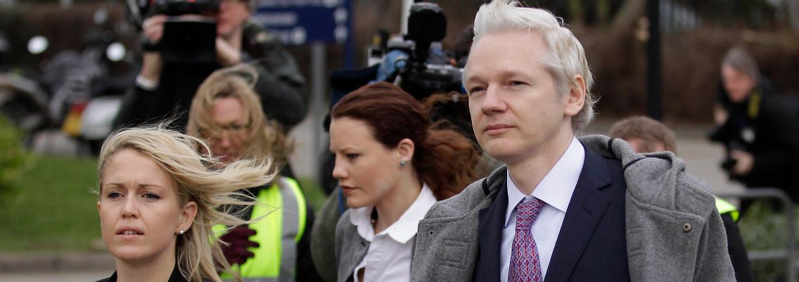 Assange und seine Anwältin Jennifer Robinson kommen zur Anhörung.