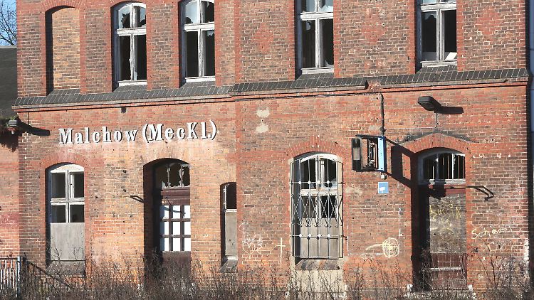 Private Bahnhofsgebäude wie etwa am Bahnhof Malchow sollen saniert und für Reisende wieder nutzbar gemacht werden.