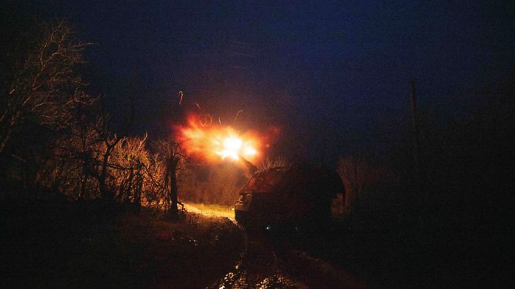 Eine ukrainische Panzerartillerie feuert auf russische Stellungen an der Frontlinie in Richtung Pokrowsk.