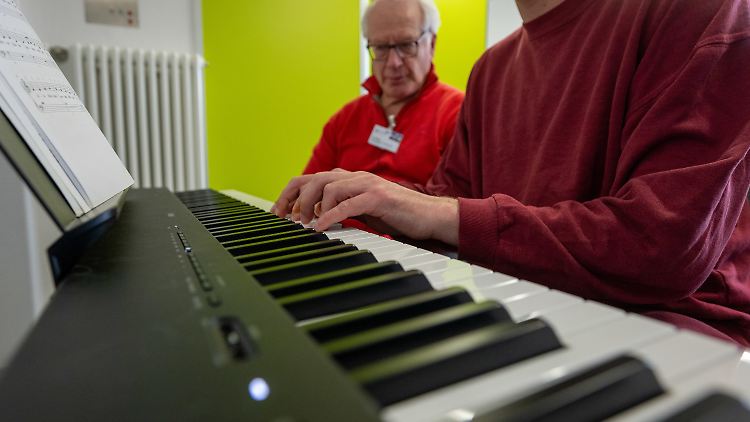 Zur Klavierstunde kommt der Lehrer in die JVA.