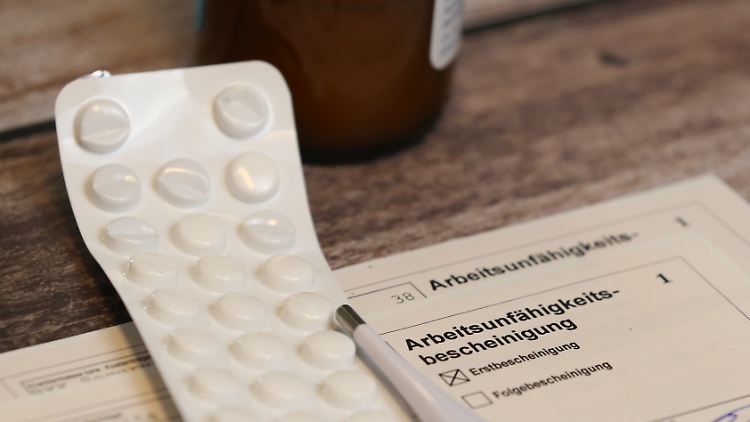 Einen starken Rückgang gab es der Studie zufolge bei Atemwegserkrankungen - dafür nahmen Fehltage aufgrund psychischer Erkrankungen deutlich zu.