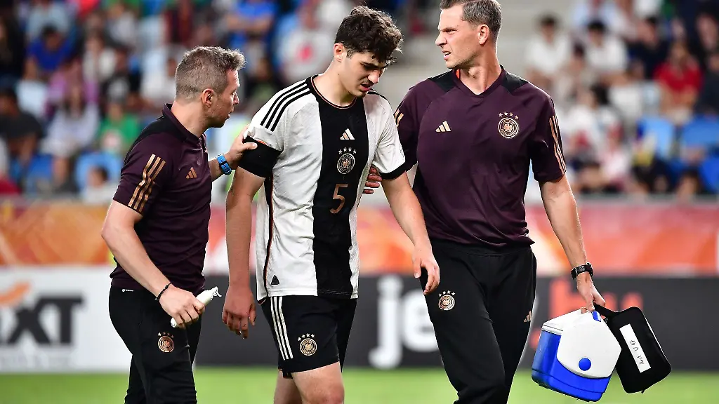 Maxim-Dal-M-aus-Deutschland-verlaesst-nach-einer-Verletzung-das-Spielfeld