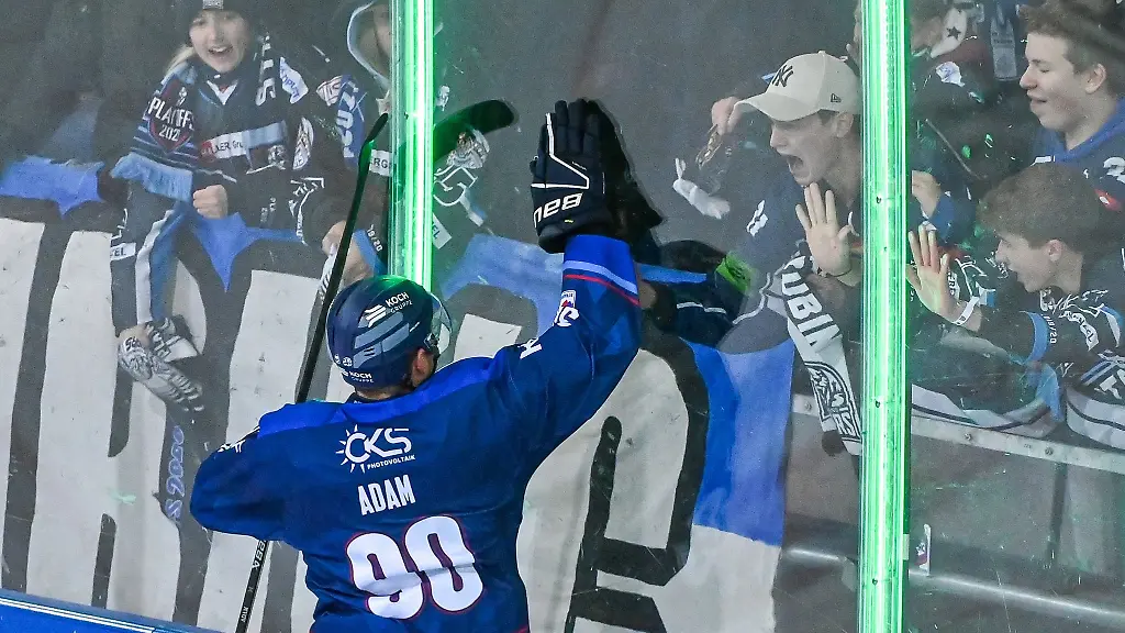 Luke-Adam-von-Straubing-jubelt-nach-seinem-Treffer-mit-den-Fans