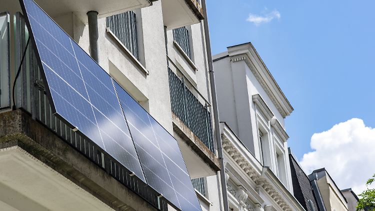 Mehr Module, mehr Power: Ein Balkonkraftwerk mit vier Modulen bringt eine Leistung von etwa 2.000 Watt mit – ist das erlaubt?