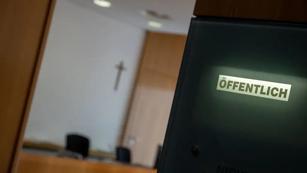 Eine-Anzeigetafel-weist-an-einem-Sitzungssal-auf-eine-oeffentliche-Verhandlung-hin